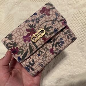 Time and Tru Arlo Indexer Wallet Floral Status Print Vinyl Compact Gold Hardware